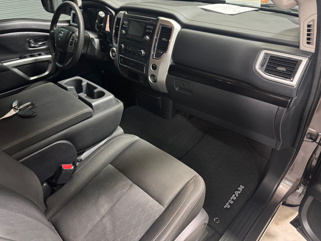 2017 Nissan Titan Image 26