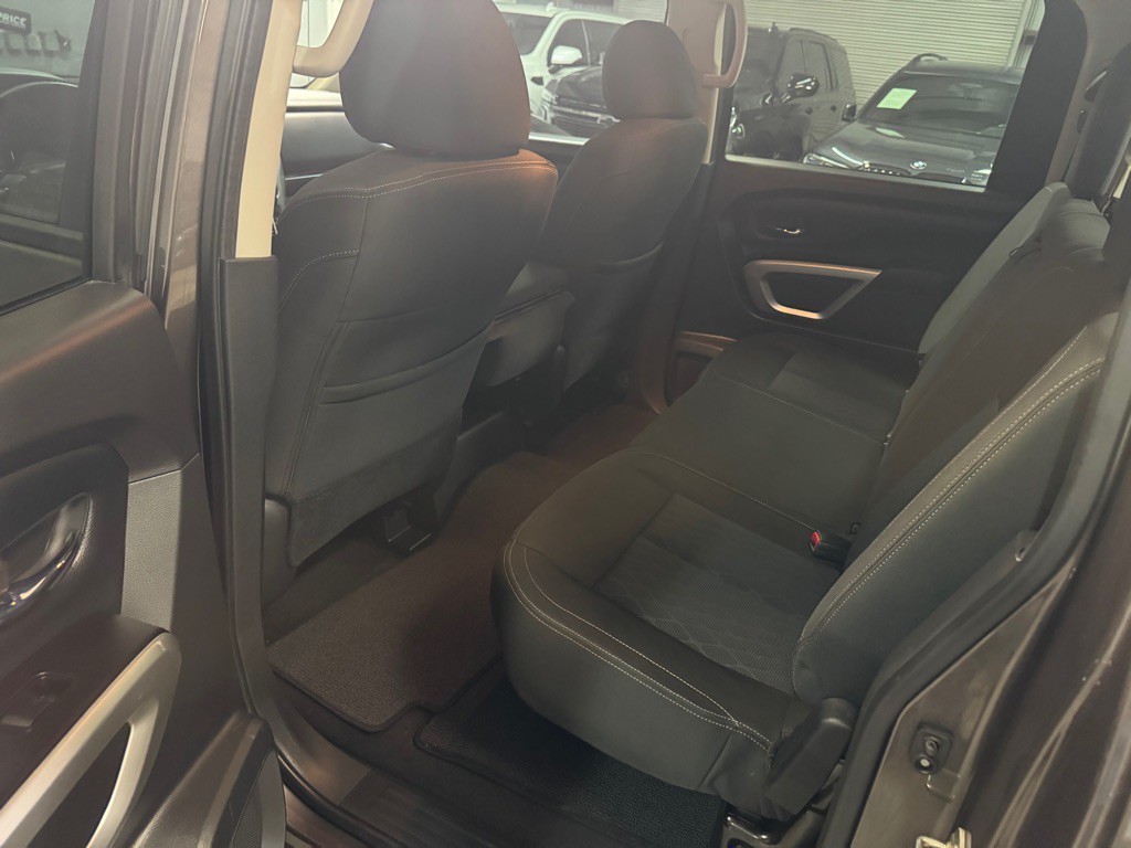 2017 Nissan Titan Image 27