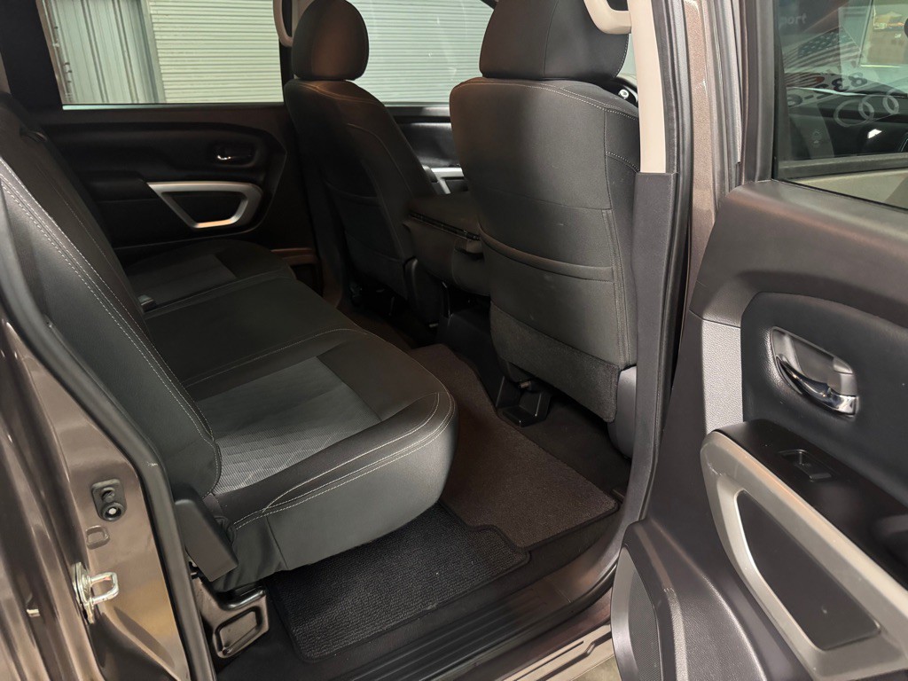 2017 Nissan Titan Image 28