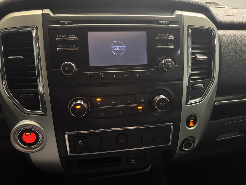 2017 Nissan Titan Image 30