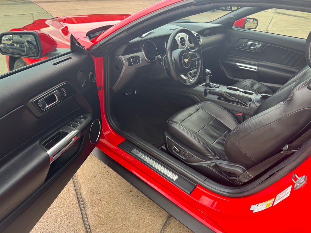 2019 Ford Mustang Image 32