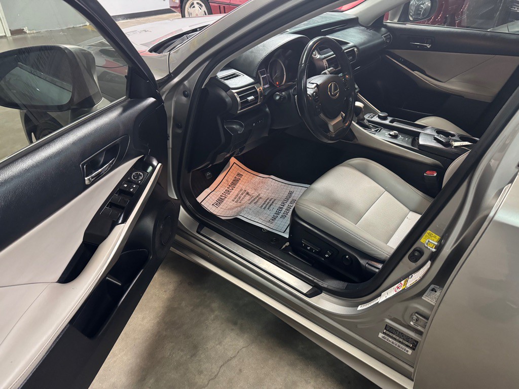 2015 Lexus IS Image 25
