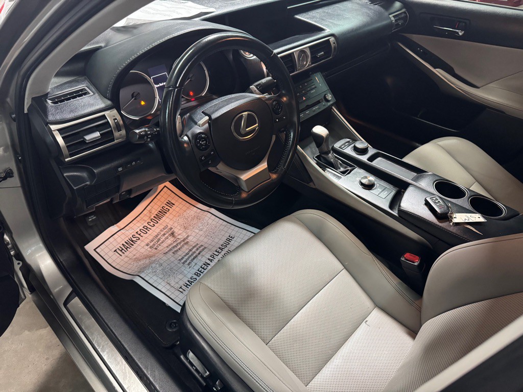 2015 Lexus IS Image 26
