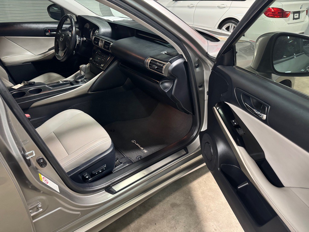 2015 Lexus IS Image 27