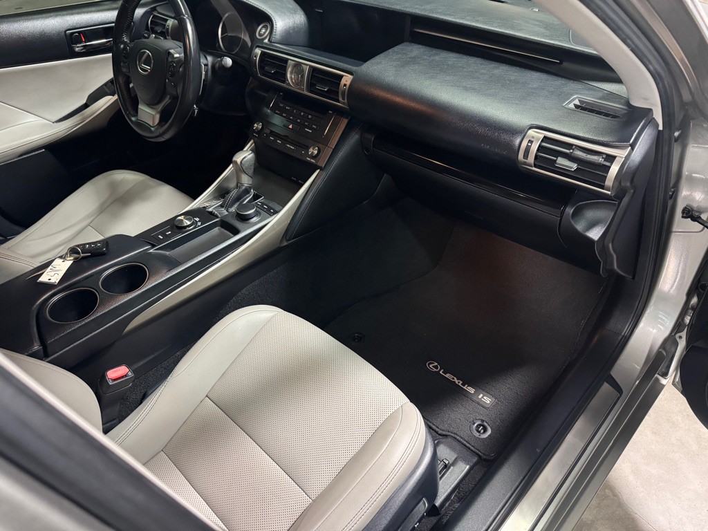 2015 Lexus IS Image 28
