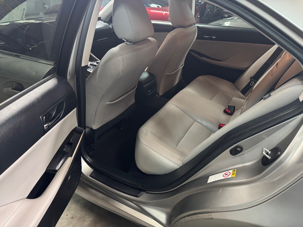 2015 Lexus IS Image 29