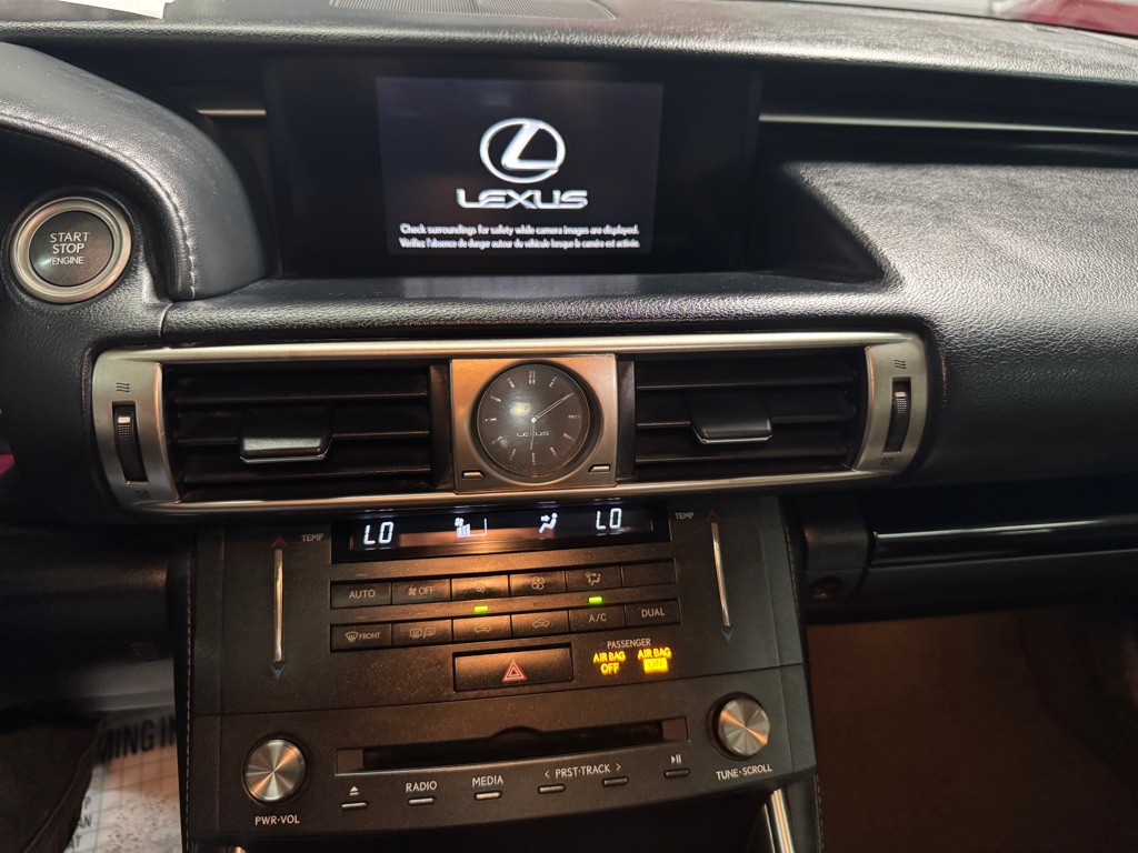 2015 Lexus IS Image 32