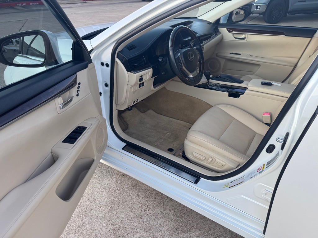 2013 Lexus ES Image 24