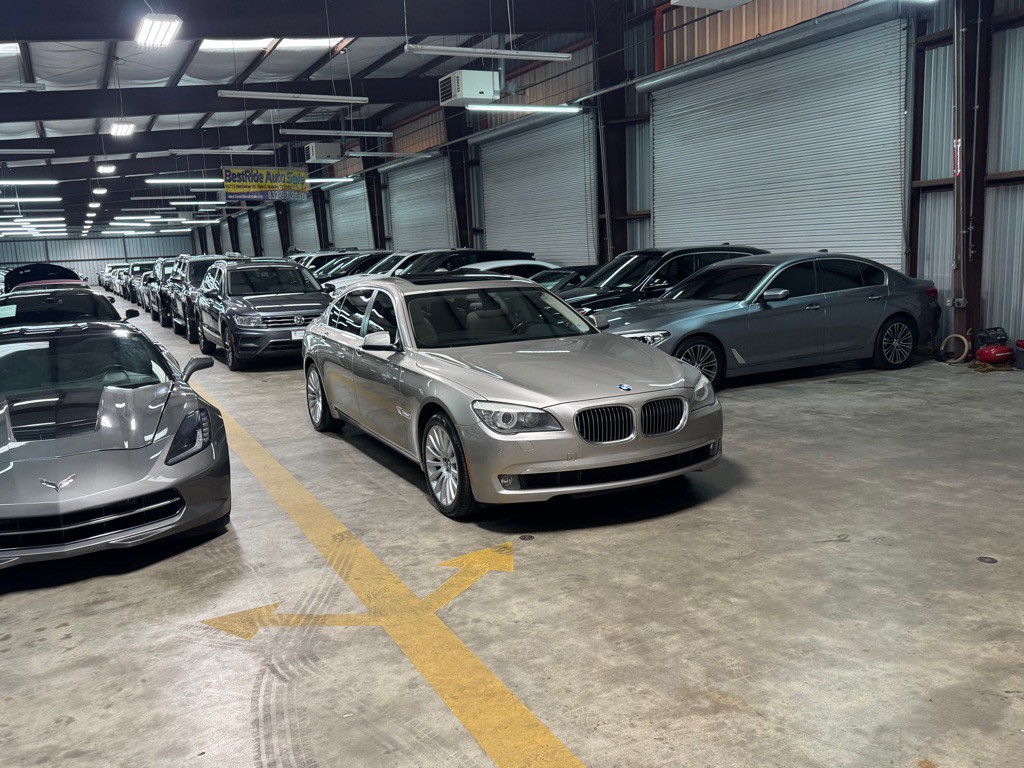 2012 BMW 7 Series Image 9
