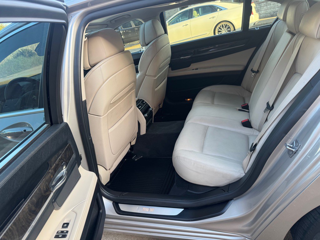 2012 BMW 7 Series Image 19