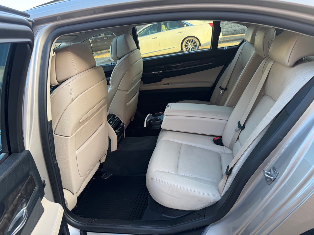 2012 BMW 7 Series Image 20