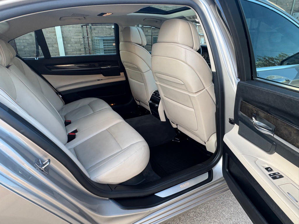 2012 BMW 7 Series Image 23
