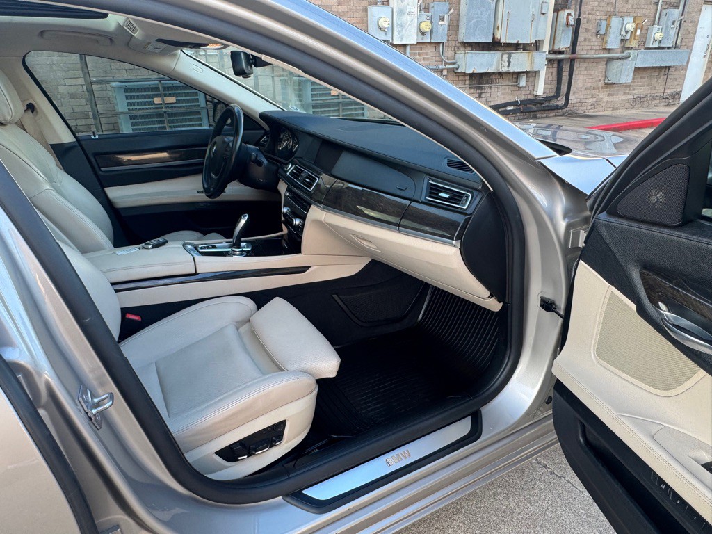 2012 BMW 7 Series Image 24