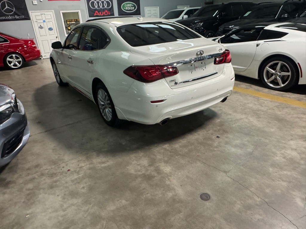 2015 INFINITI Q70 Image 6