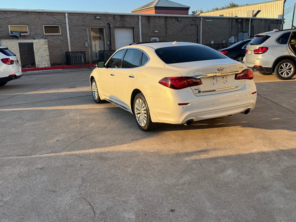 2015 INFINITI Q70 Image 16