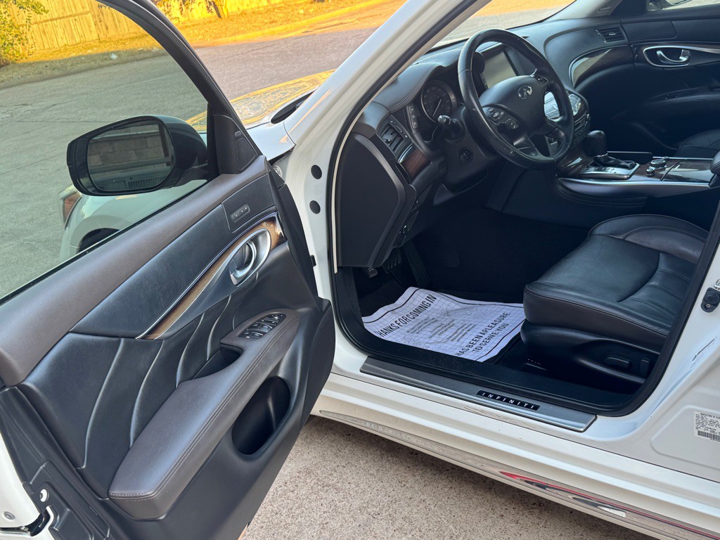 2015 INFINITI Q70 Image 18