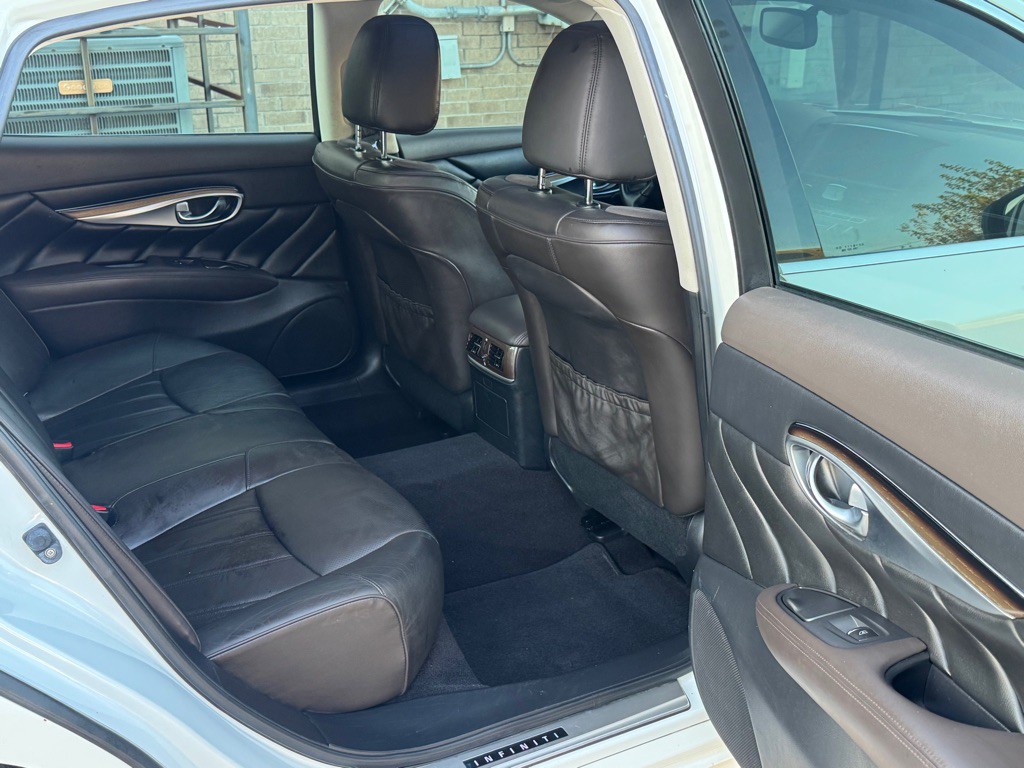 2015 INFINITI Q70 Image 25