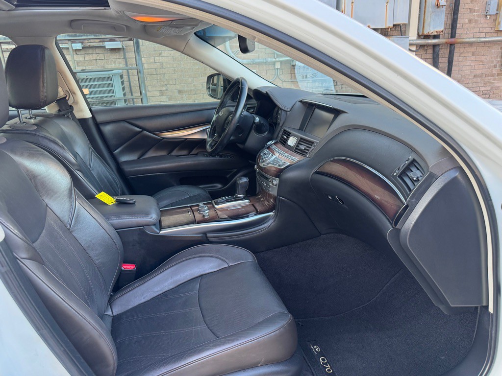 2015 INFINITI Q70 Image 26