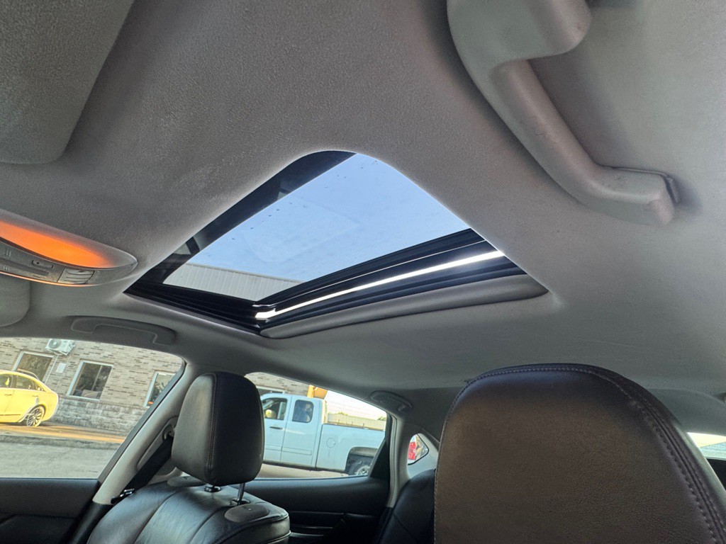 2015 INFINITI Q70 Image 28