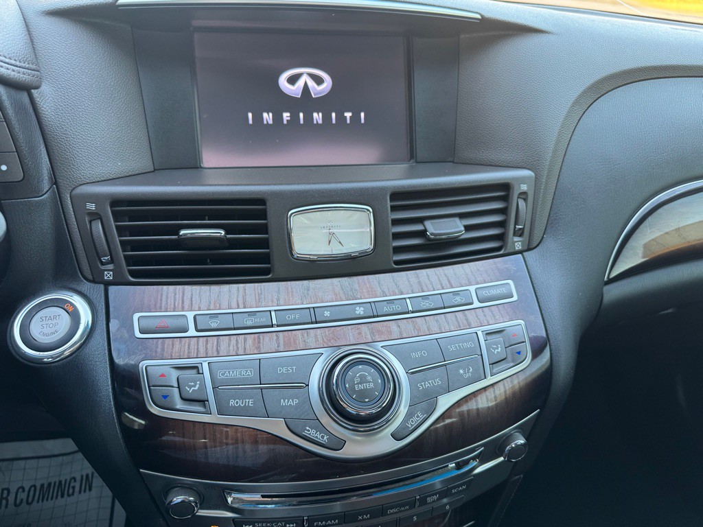 2015 INFINITI Q70 Image 30