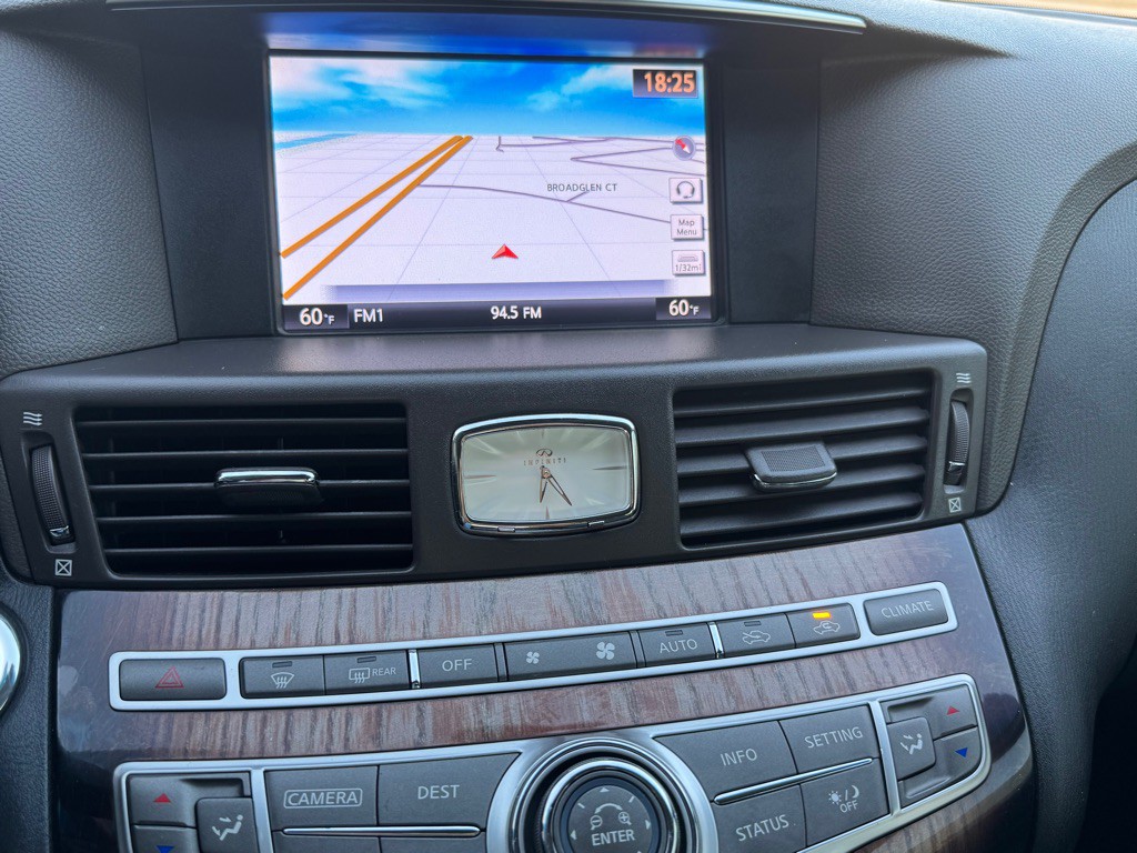 2015 INFINITI Q70 Image 31