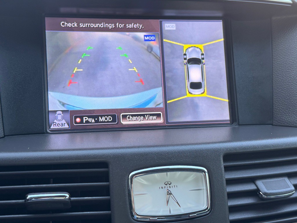 2015 INFINITI Q70 Image 32