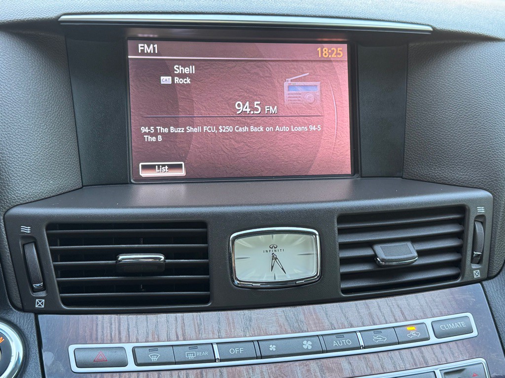 2015 INFINITI Q70 Image 35