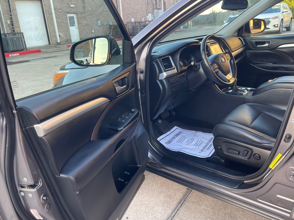 2016 Toyota Highlander Image 17