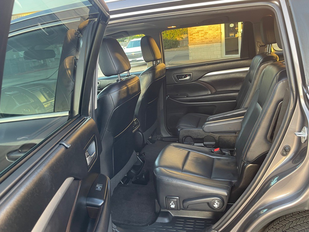 2016 Toyota Highlander Image 19