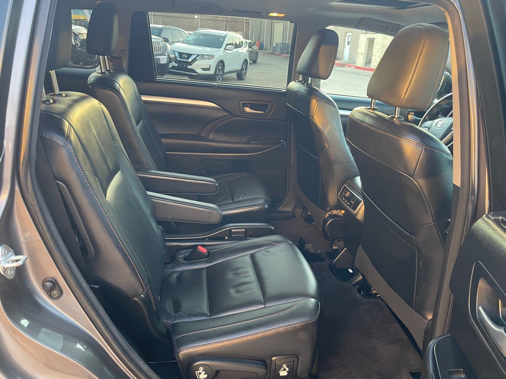 2016 Toyota Highlander Image 23
