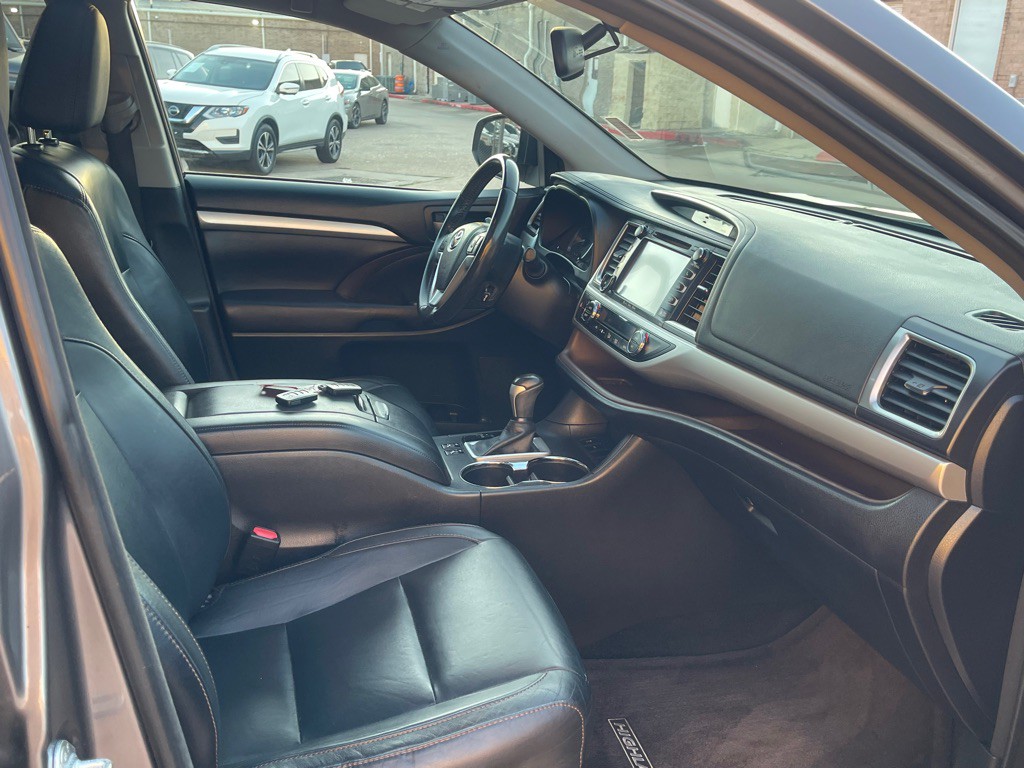 2016 Toyota Highlander Image 29