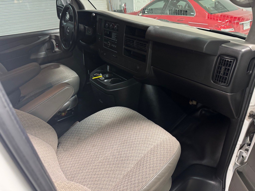 2014 GMC Savana Image 32