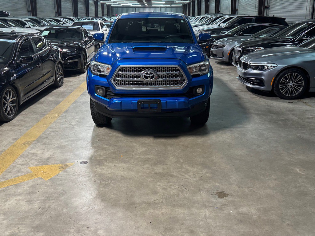 2017 Toyota Tacoma Image 2