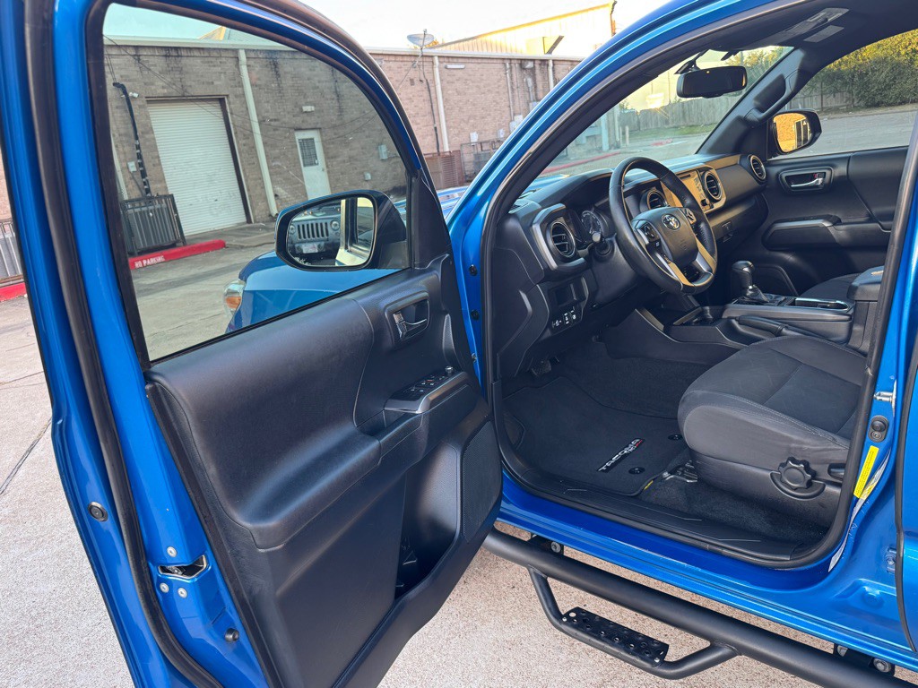 2017 Toyota Tacoma Image 19