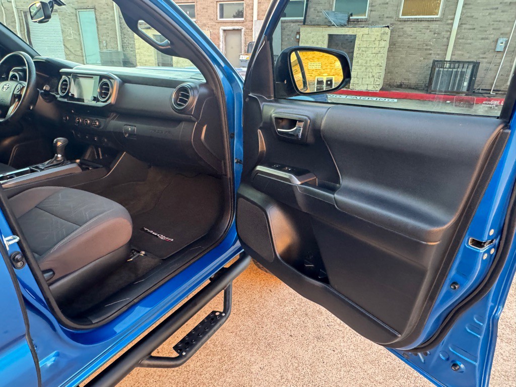 2017 Toyota Tacoma Image 23