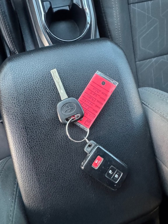 2017 Toyota Tacoma Image 33