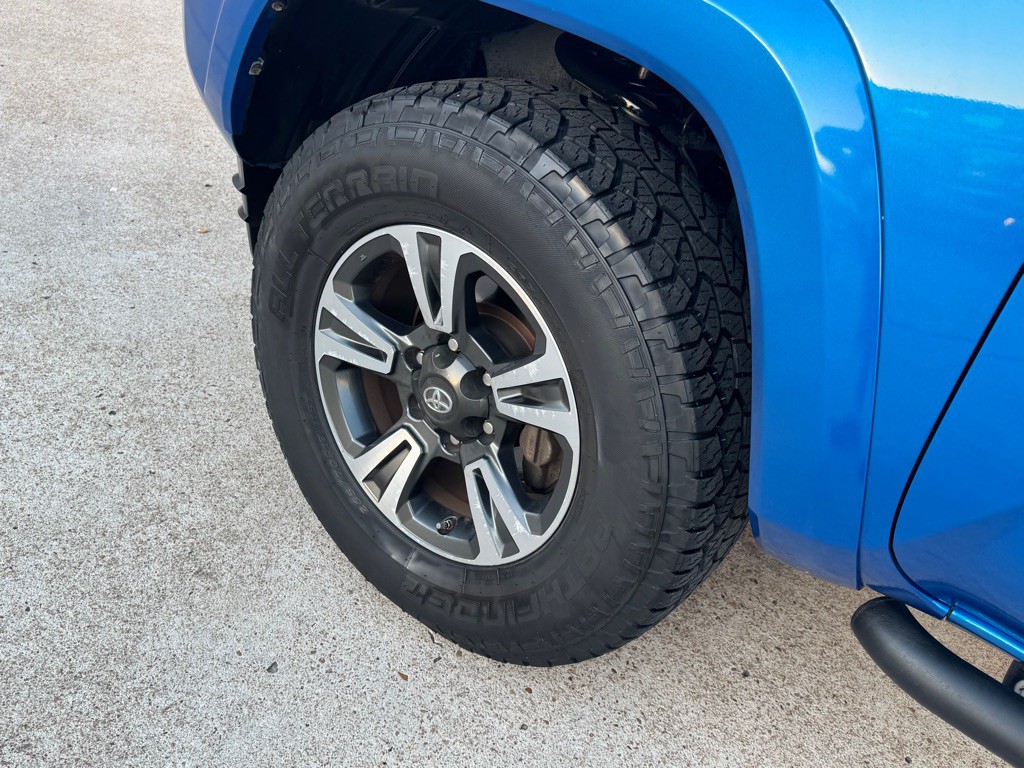 2017 Toyota Tacoma Image 34
