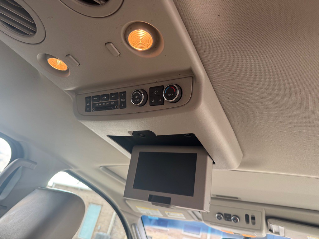 2012 Nissan Armada Image 38