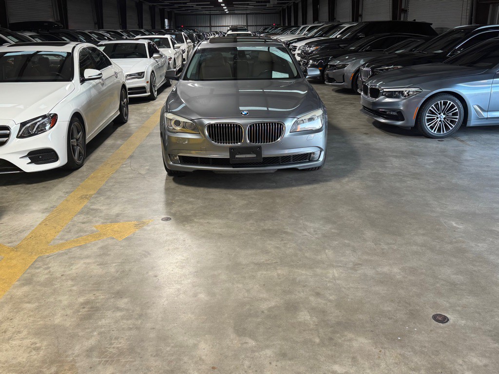 2011 BMW 7 Series Image 2