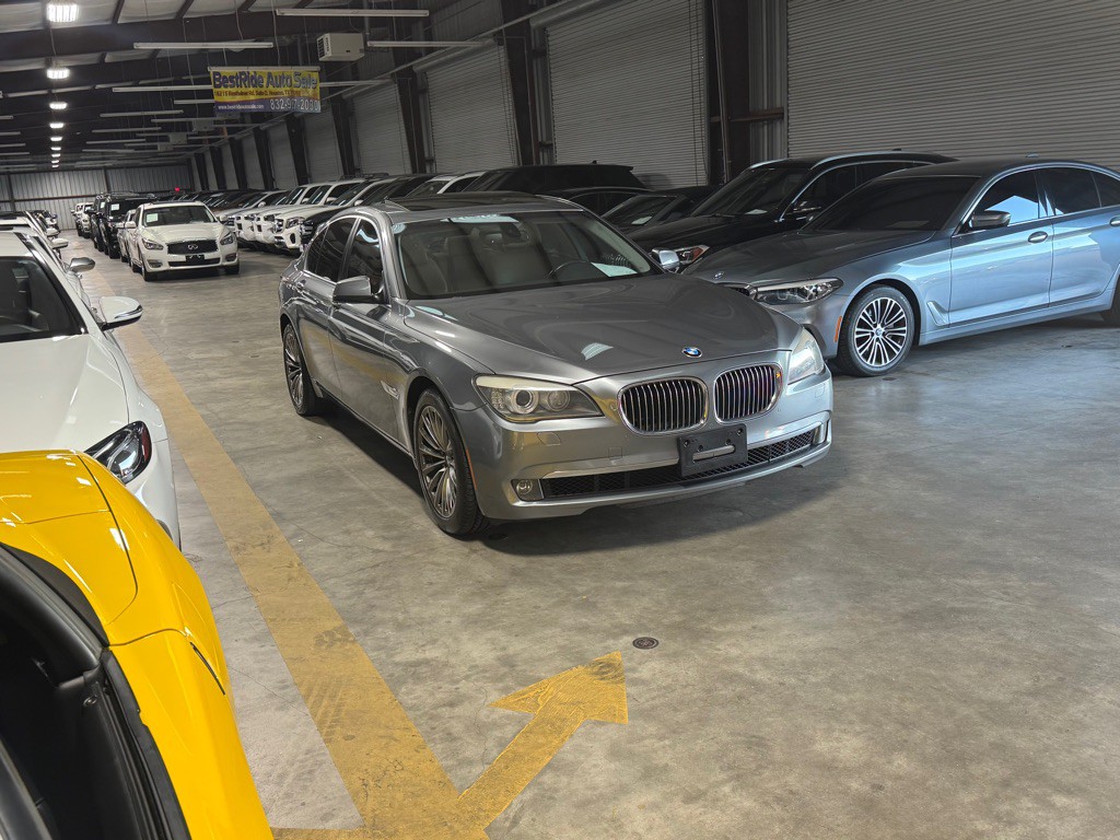 2011 BMW 7 Series Image 3