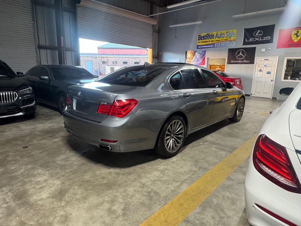 2011 BMW 7 Series Image 4