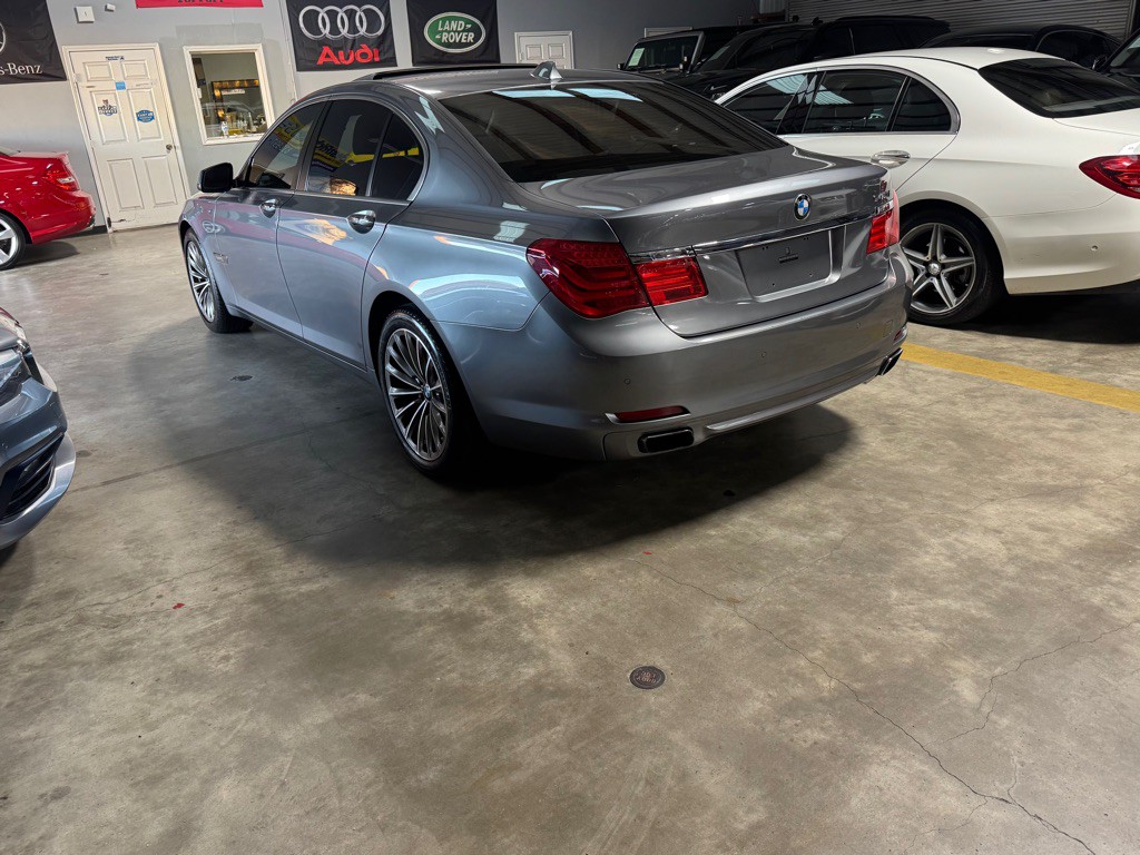 2011 BMW 7 Series Image 6