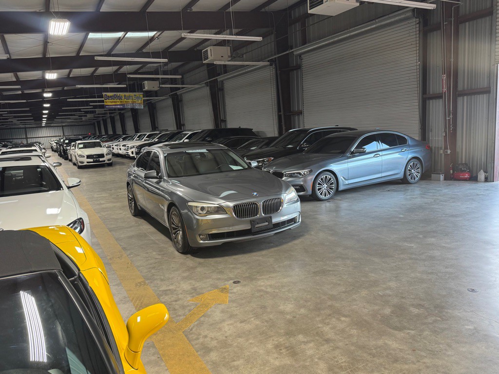 2011 BMW 7 Series Image 9