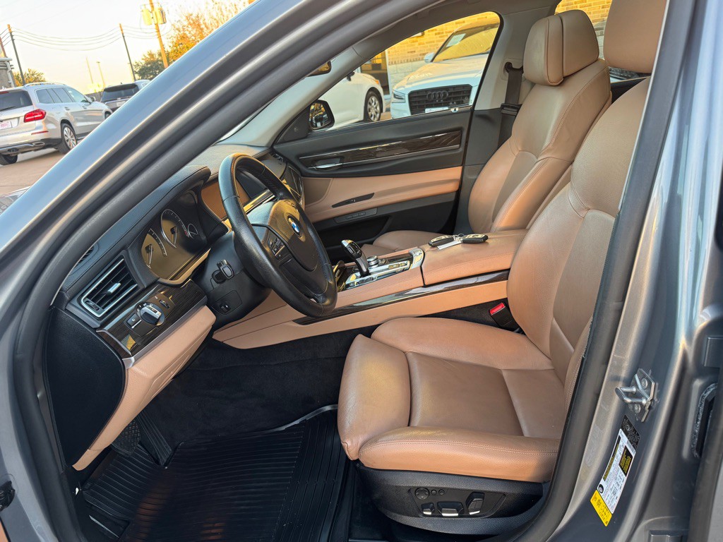 2011 BMW 7 Series Image 19