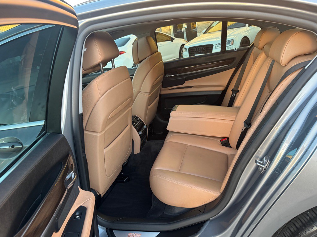 2011 BMW 7 Series Image 21