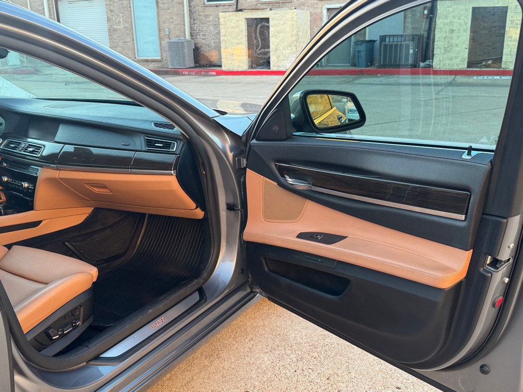 2011 BMW 7 Series Image 24