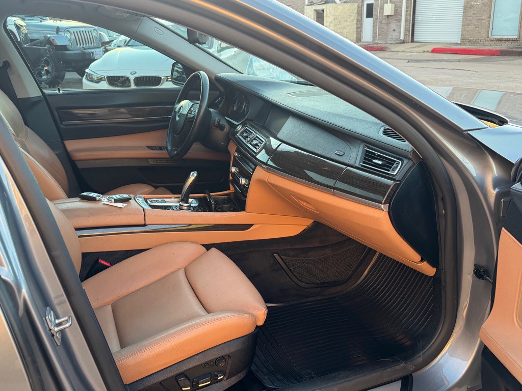 2011 BMW 7 Series Image 25