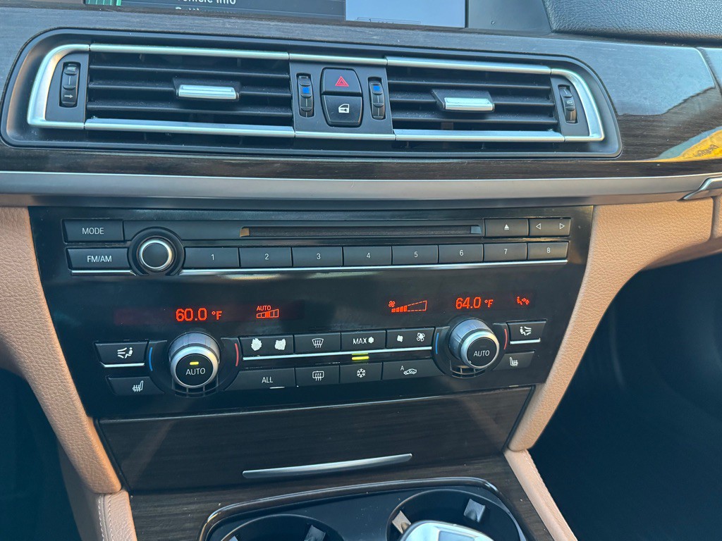 2011 BMW 7 Series Image 32