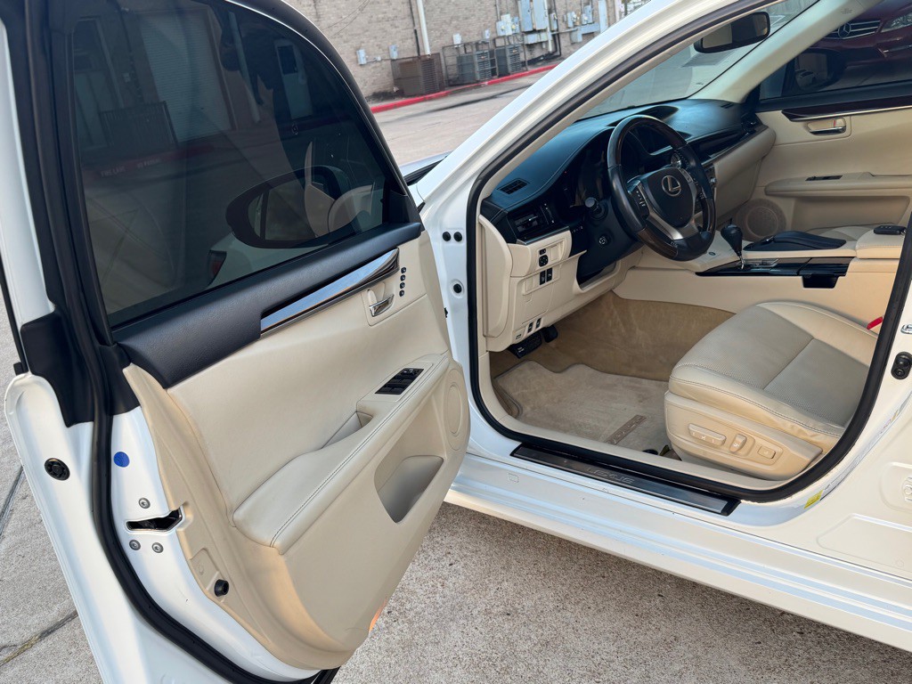 2014 Lexus ES Image 17