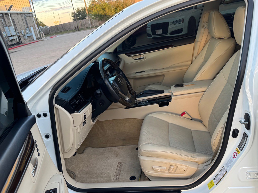 2014 Lexus ES Image 18